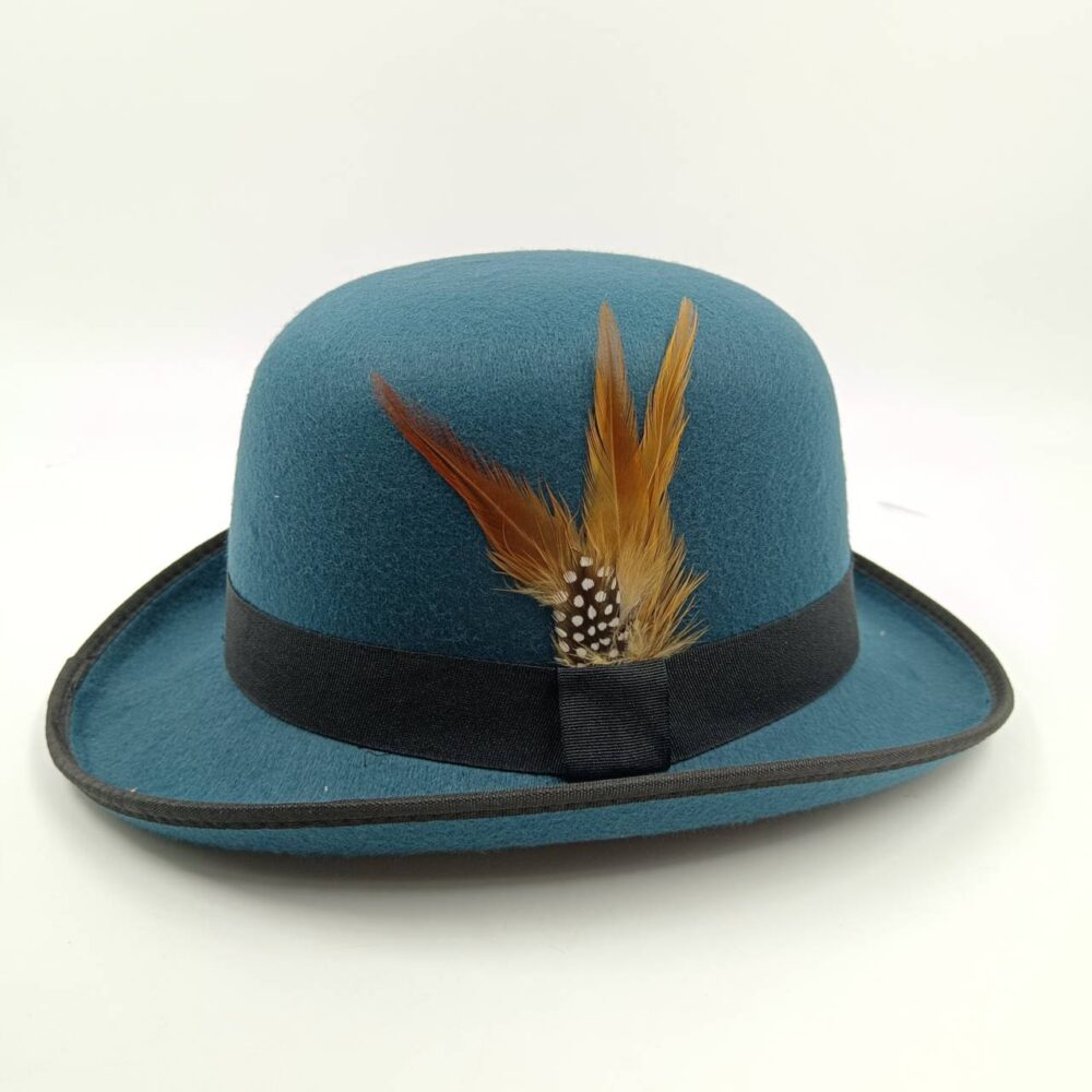 Chapeau melon à décoration de plumes de couleur bleu