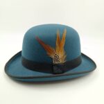 Chapeau melon à décoration de plumes de couleur bleu