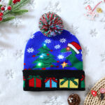 on voit un chapeau bonnet de Noël à led il est bleu