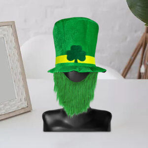 Chapeau St Patrick avec barbe en velours posé sur un mannequin noir