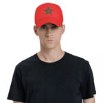 Casquette rouge unisexe Maroc portée par un homme