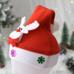 Chapeau de Noël avec renne posé sur un mannequin blanc