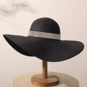 Chapeau capeline de couleur noir avec ruban brillant