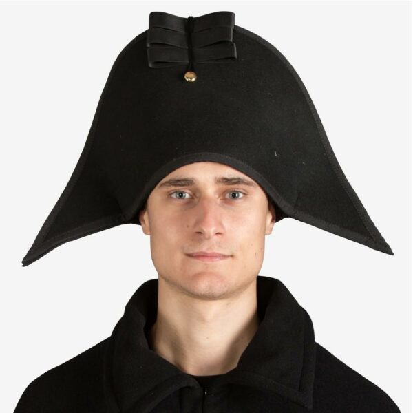 Chapeau Napoléon bicorne de couleur noir porté par un homme