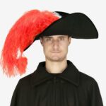Chapeau mousquetaire à plume rouge porté par un homme