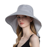 on voit sur un fond blanc une femme portant un chapeau parasol gris