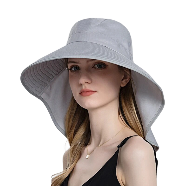 on voit sur un fond blanc une femme portant un chapeau parasol gris