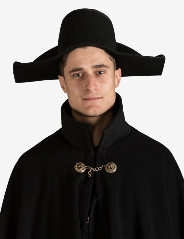 Chapeau bicorne noir en feutre de laine porté par un homme