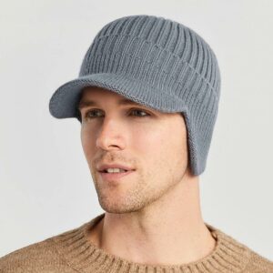 Chapeau russe élastique type bonnet unisexe de couleur gris porté par un homme