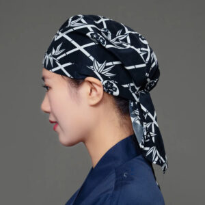 Chapeau japonais de chef unisexe de couleur bleu porté par une femme de profil