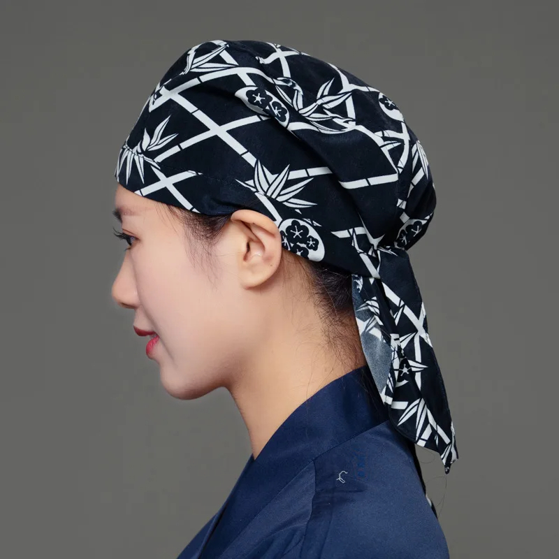 Chapeau japonais de chef unisexe de couleur bleu porté par une femme de profil