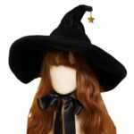 Un mannequin qui porte un chapeau de sorcière noir en velours