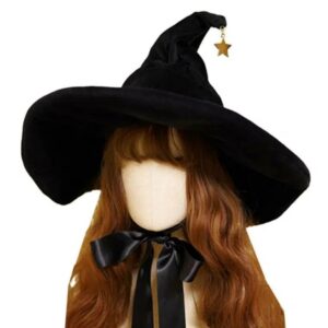 Un mannequin qui porte un chapeau de sorcière noir en velours