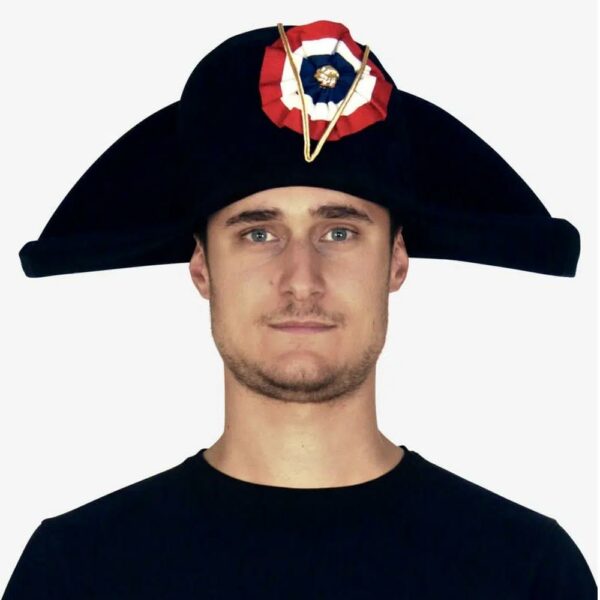 on voit un homme portant un chapeau bicorne avec une cocarde aux couleurs du drapeau français
