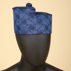 on voit une tête de mannequin portant un chapeau bleu à motifs géométriques africains