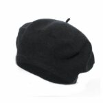 on voit sur un fond blanc un béret en laine de couleur noir pour femme