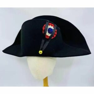on voit sur un fond gris un chapeau bicorne Napoléon unisexe