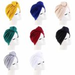 on voit sur un fond blanc plusieurs têtes de mannequins avec des bonnets de chimiothérapie pour femme de différentes couleurs