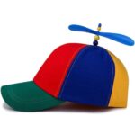 on voit sur un fond blanc un chapeau casquette coloré avec hélice unisexe