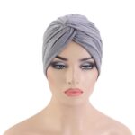 on voit sur un fond blanc une tête de mannequin portant un chapeau foulard de chimiothérapie pour femme. Il est gris.