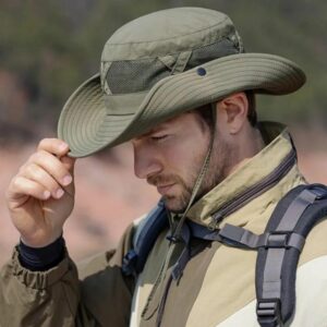on voit un homme dehors portant un chapeau respirant de randonnée de couleur vert kaki pour homme