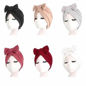 on voit sur un fond blanc plusieurs chapeaux style foulard confortable de chimiothérapie pour femme . Ils sont de différentes couleurs