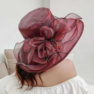 Chapeau de cérémonie pour femme en organza avec fleur décorative et bord ondulé style catherinette.