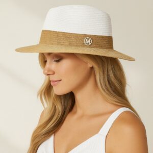 Chapeau en paille bicolore pour femme, à bord souple et contraste naturel-blanc cassé, porté par une jeune femme blonde.