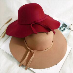 Chapeaux capelines en feutre pour femme, à larges bords souples, présentés sur fond neutre. Il y a un rouge et un camel.