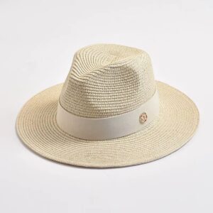 Chapeau panama couleur beige posé sur un fond clair