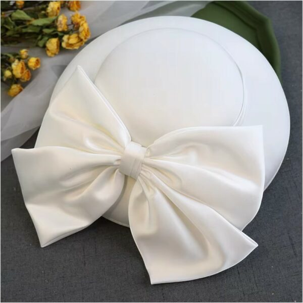 Chapeau bibi blanc élégant pour femme avec nœud chic à l'arrière.