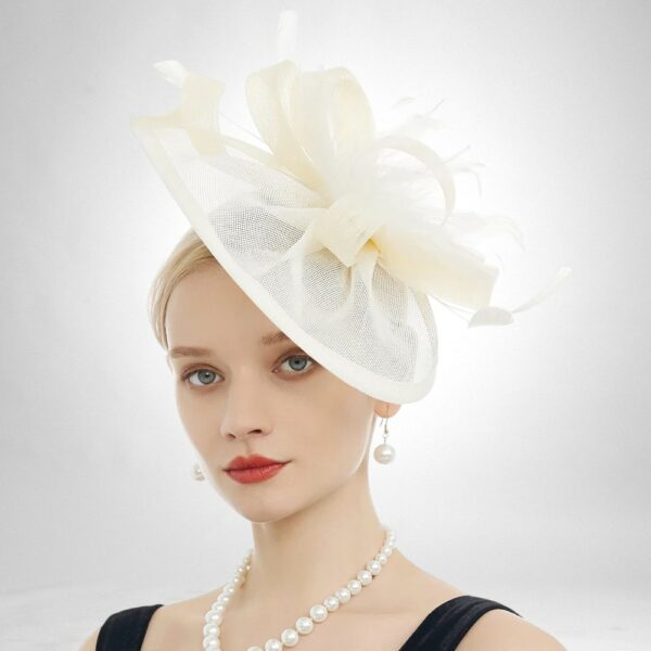 Femme portant un chapeau bibi élégant avec plumes et volutes porté en biais, de couleur crème