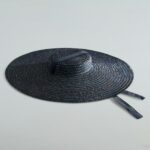 Chapeau canotier noir en paille avec large bord et ruban modulable