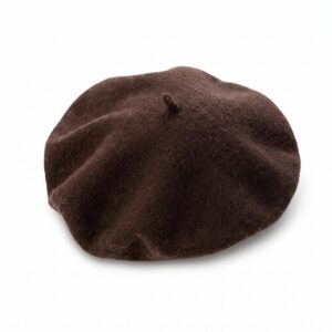 Un chapeau femme béret laine style parisien marron en laine douce, posé sur un fond blanc simple.