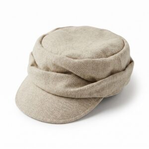 Un chapeau femme visière courte chic tendance en tissu beige, avec une petite visière et une forme souple, posé sur un fond blanc.