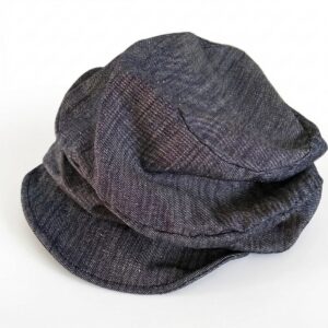 Accueil Un chapeau femme visière courte vintage denim en tissu jean foncé, posé sur fond blanc.